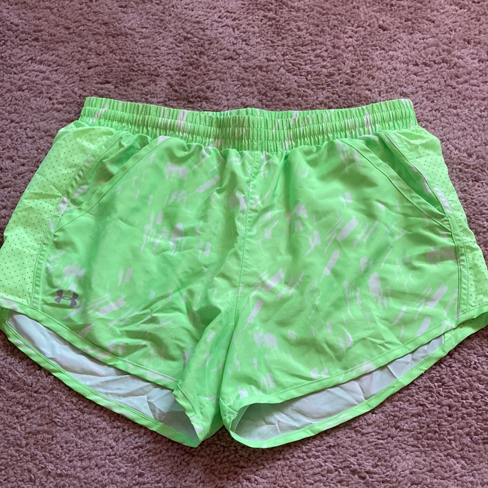 🟪 Under Armour Heatgear Women’s Active Shorts with Pockets (size M)